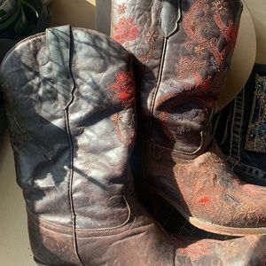 LUCCHESE embroidered rare find boots.